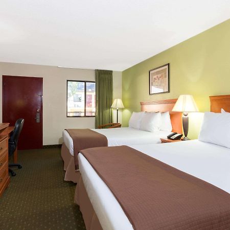 Howard Johnson By Wyndham Tallahassee Bagian luar foto
