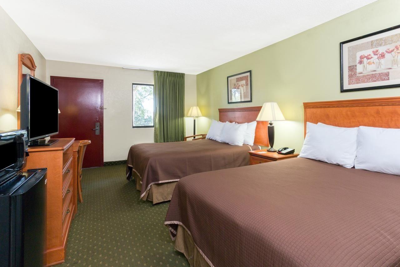 Howard Johnson By Wyndham Tallahassee Bagian luar foto
