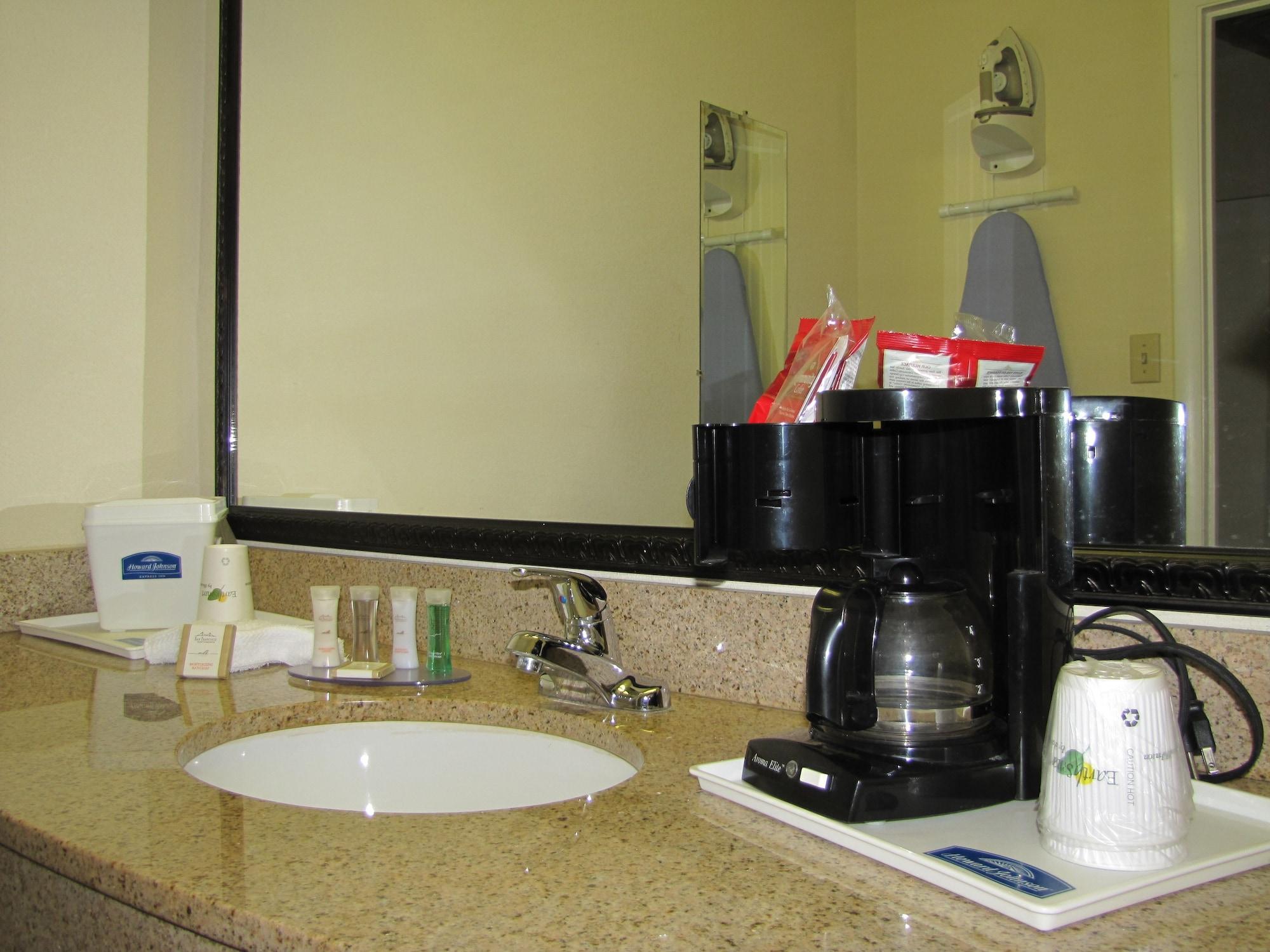 Howard Johnson By Wyndham Tallahassee Bagian luar foto
