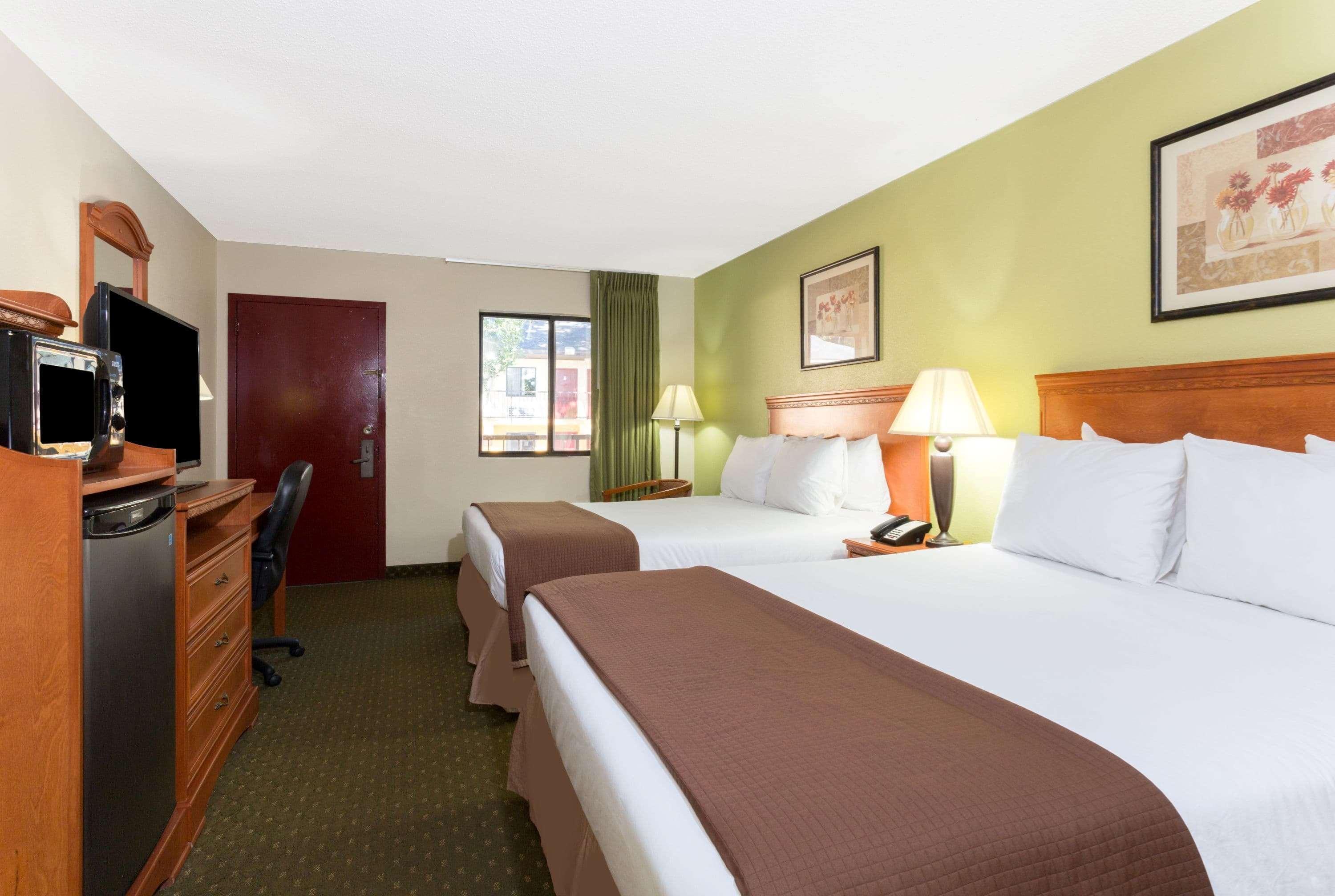 Howard Johnson By Wyndham Tallahassee Bagian luar foto
