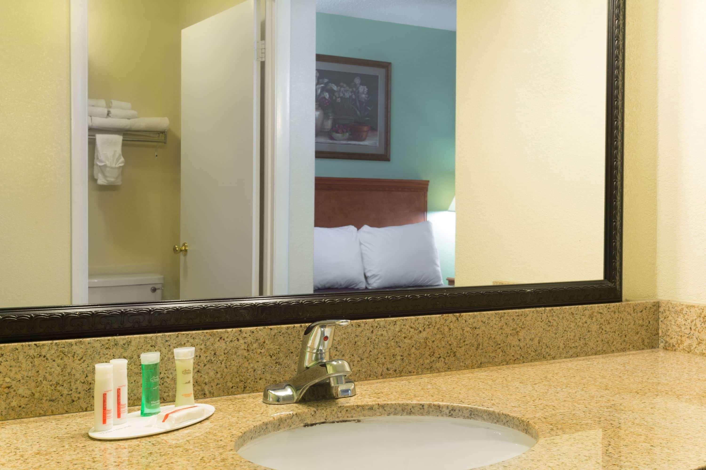 Howard Johnson By Wyndham Tallahassee Bagian luar foto