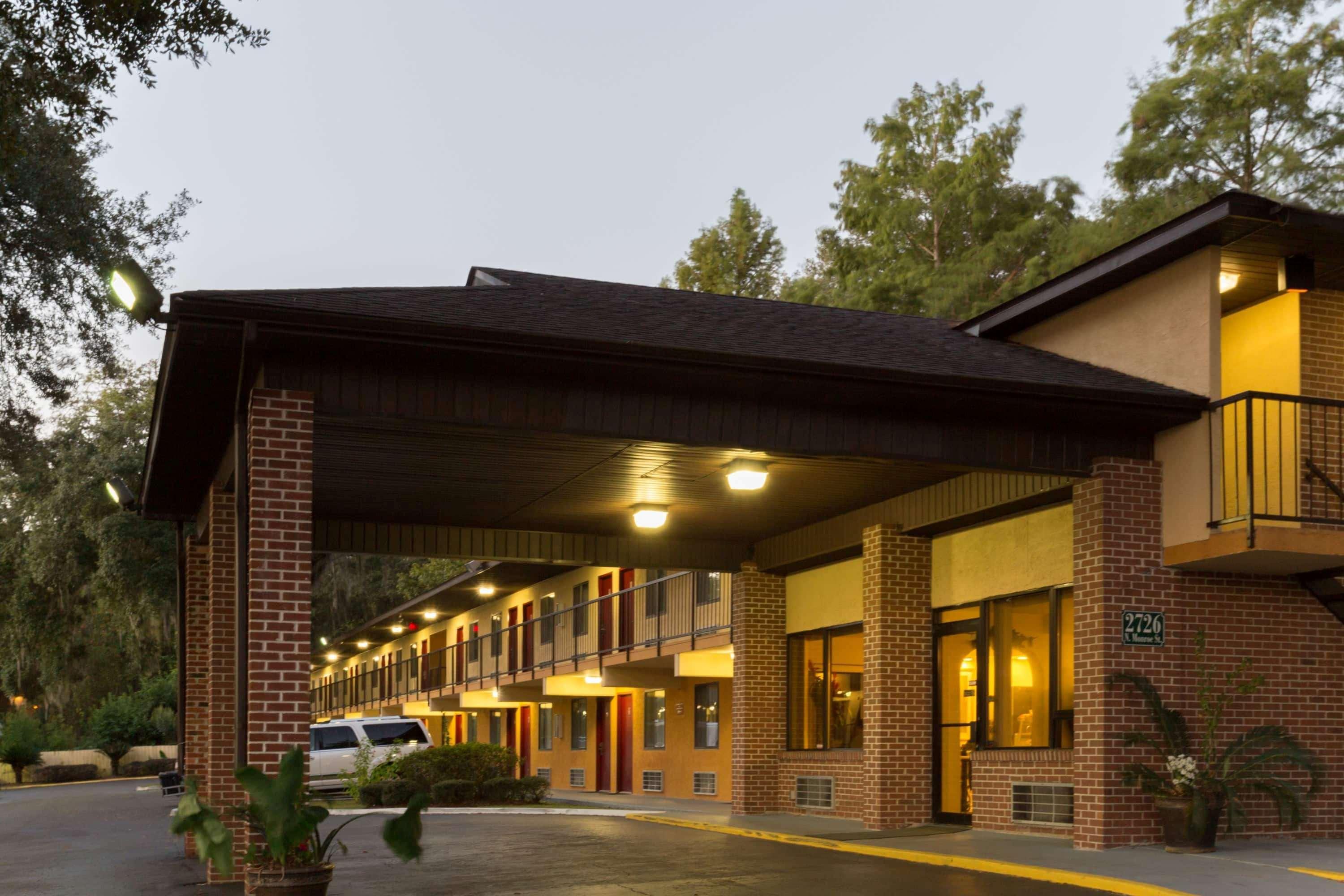 Howard Johnson By Wyndham Tallahassee Bagian luar foto