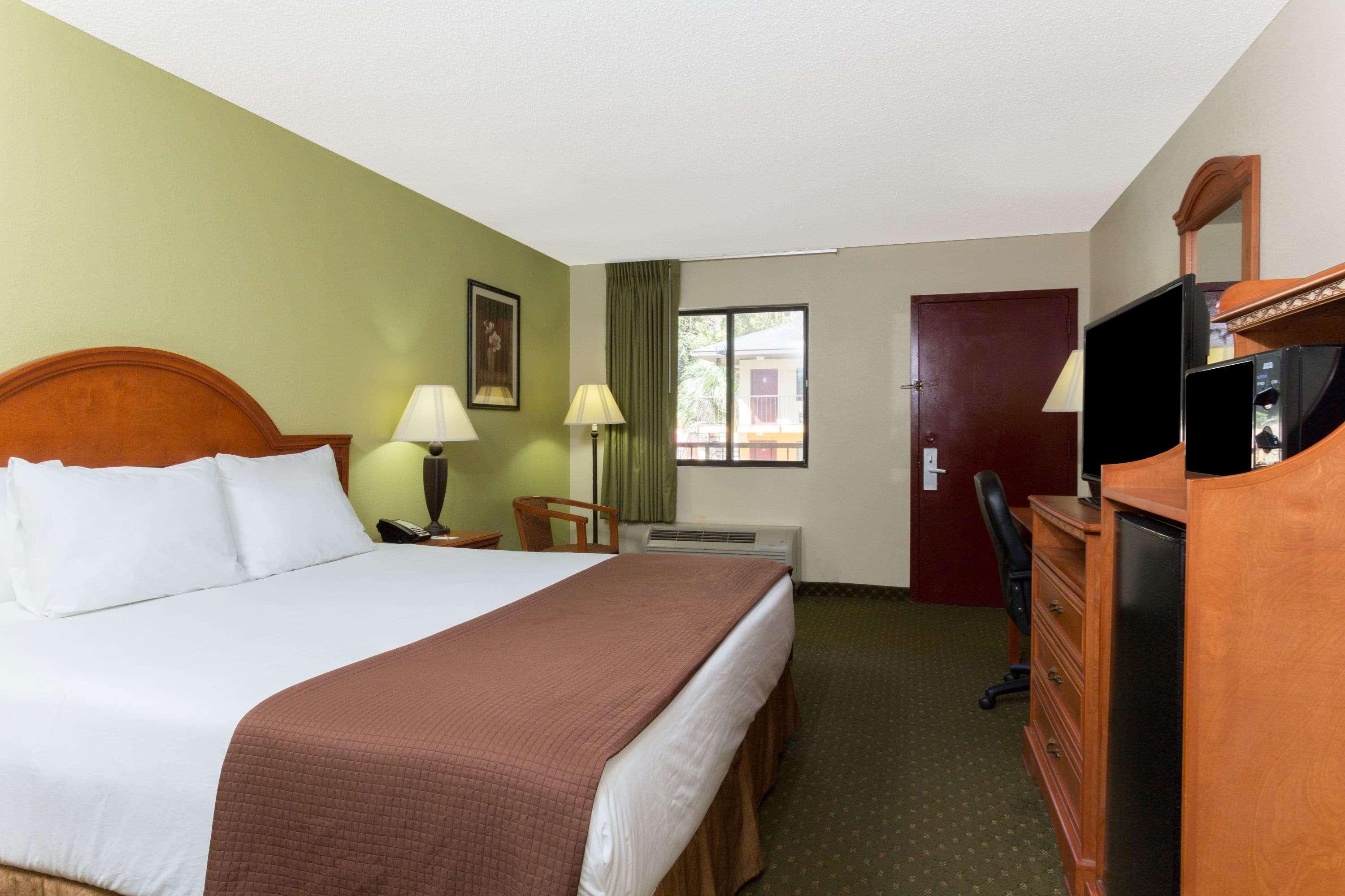 Howard Johnson By Wyndham Tallahassee Bagian luar foto