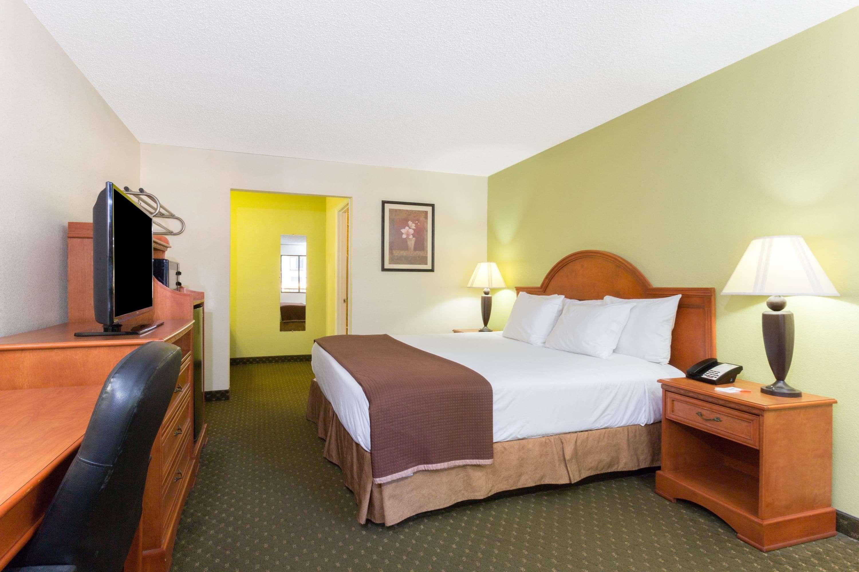 Howard Johnson By Wyndham Tallahassee Bagian luar foto