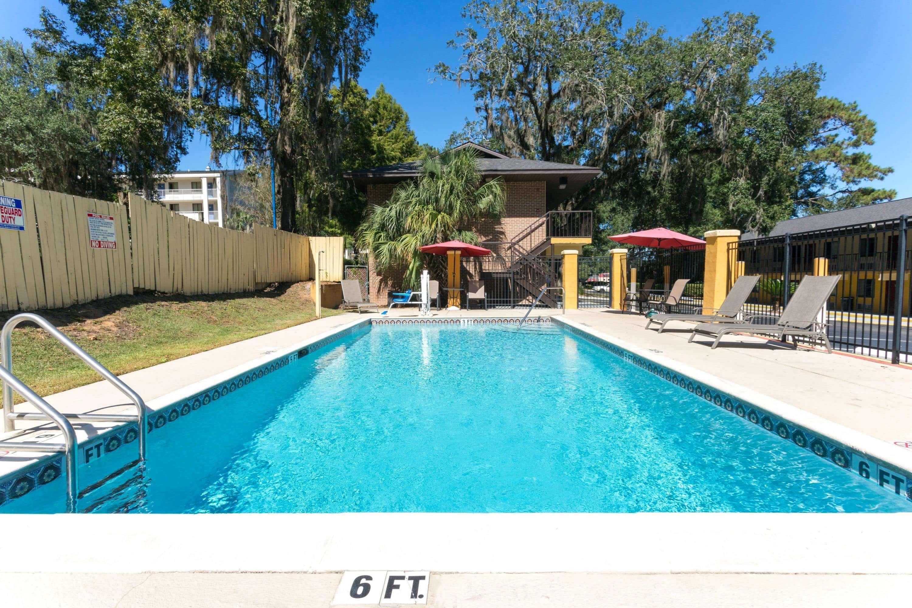 Howard Johnson By Wyndham Tallahassee Bagian luar foto