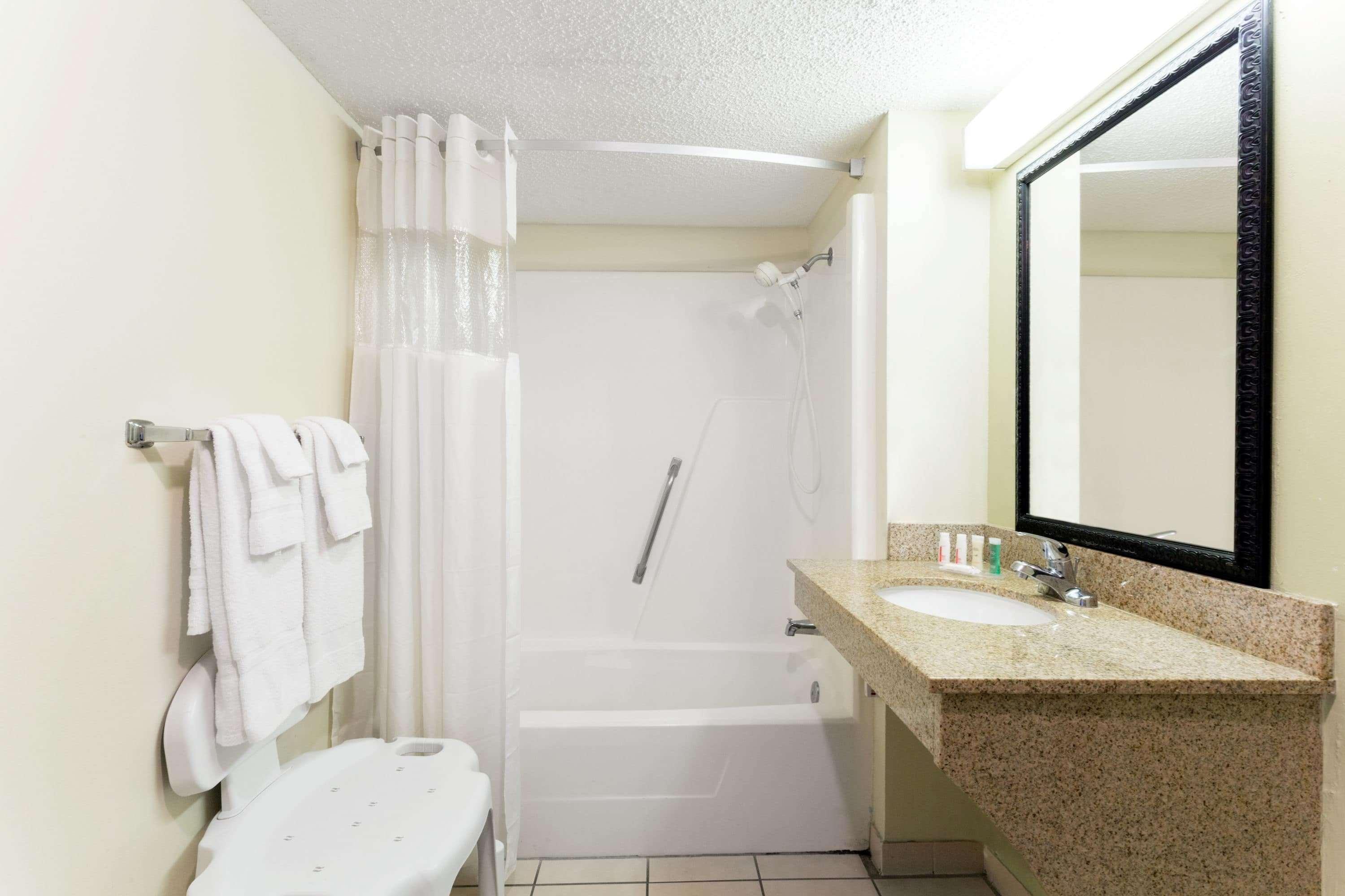 Howard Johnson By Wyndham Tallahassee Bagian luar foto