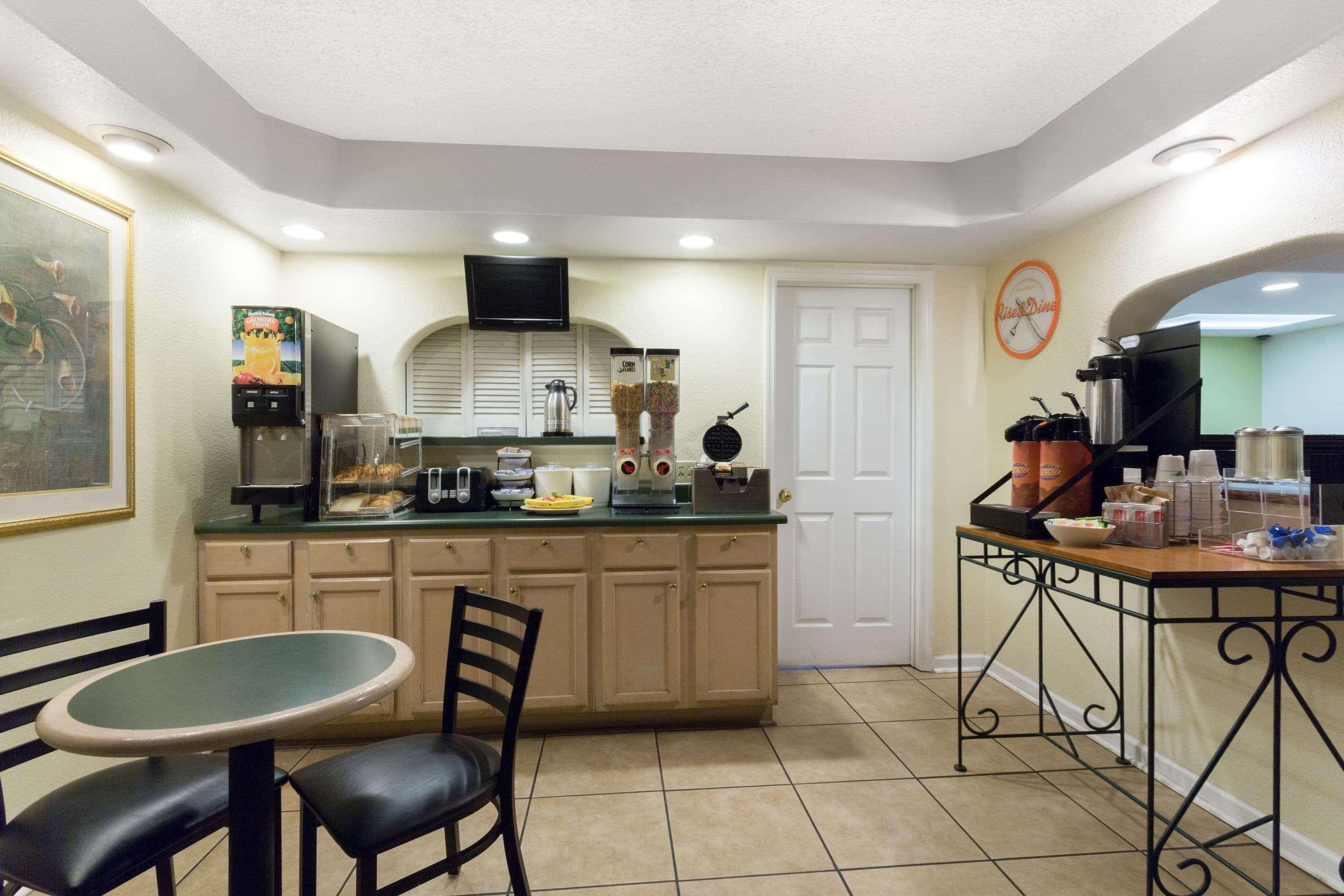 Howard Johnson By Wyndham Tallahassee Bagian luar foto