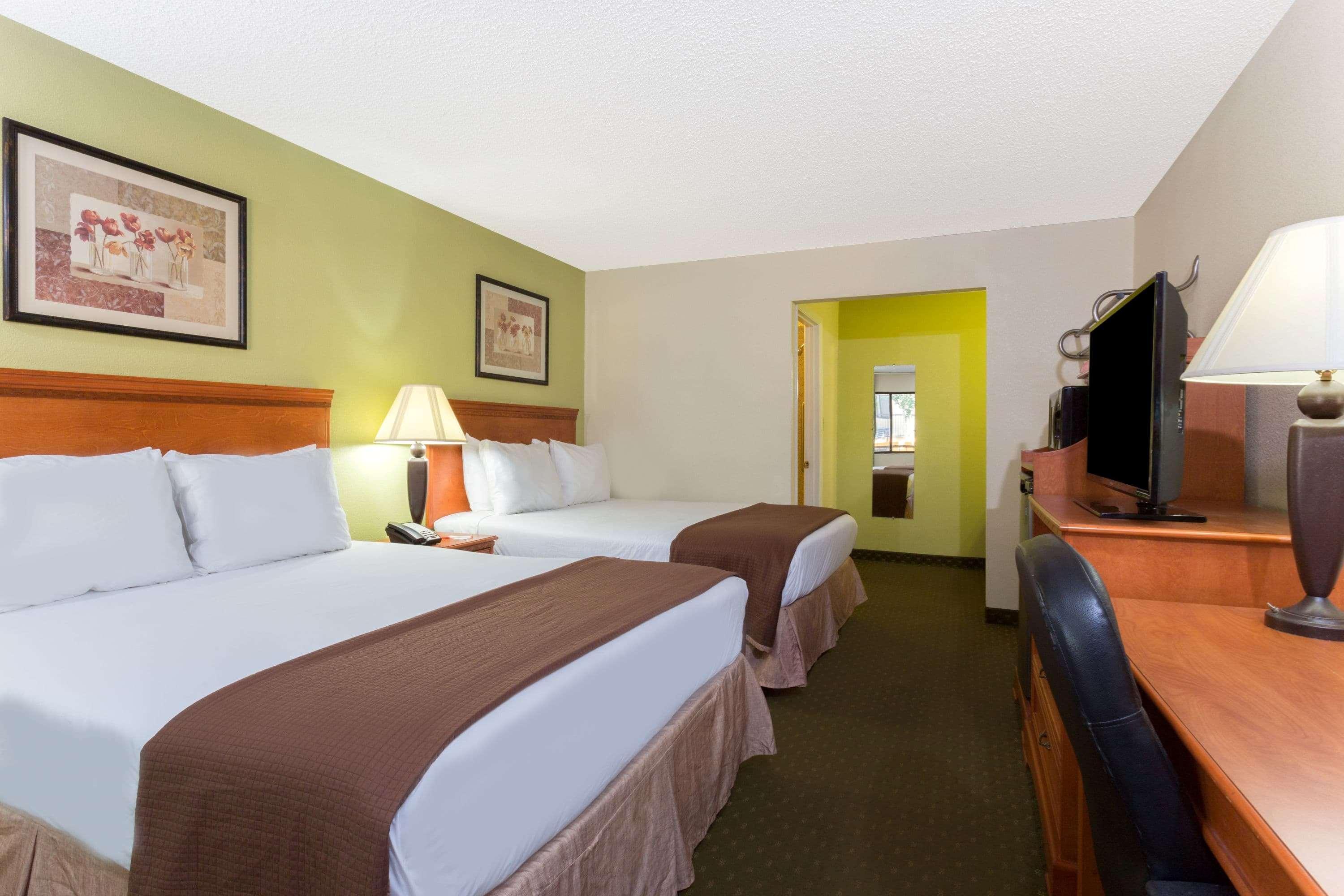 Howard Johnson By Wyndham Tallahassee Bagian luar foto