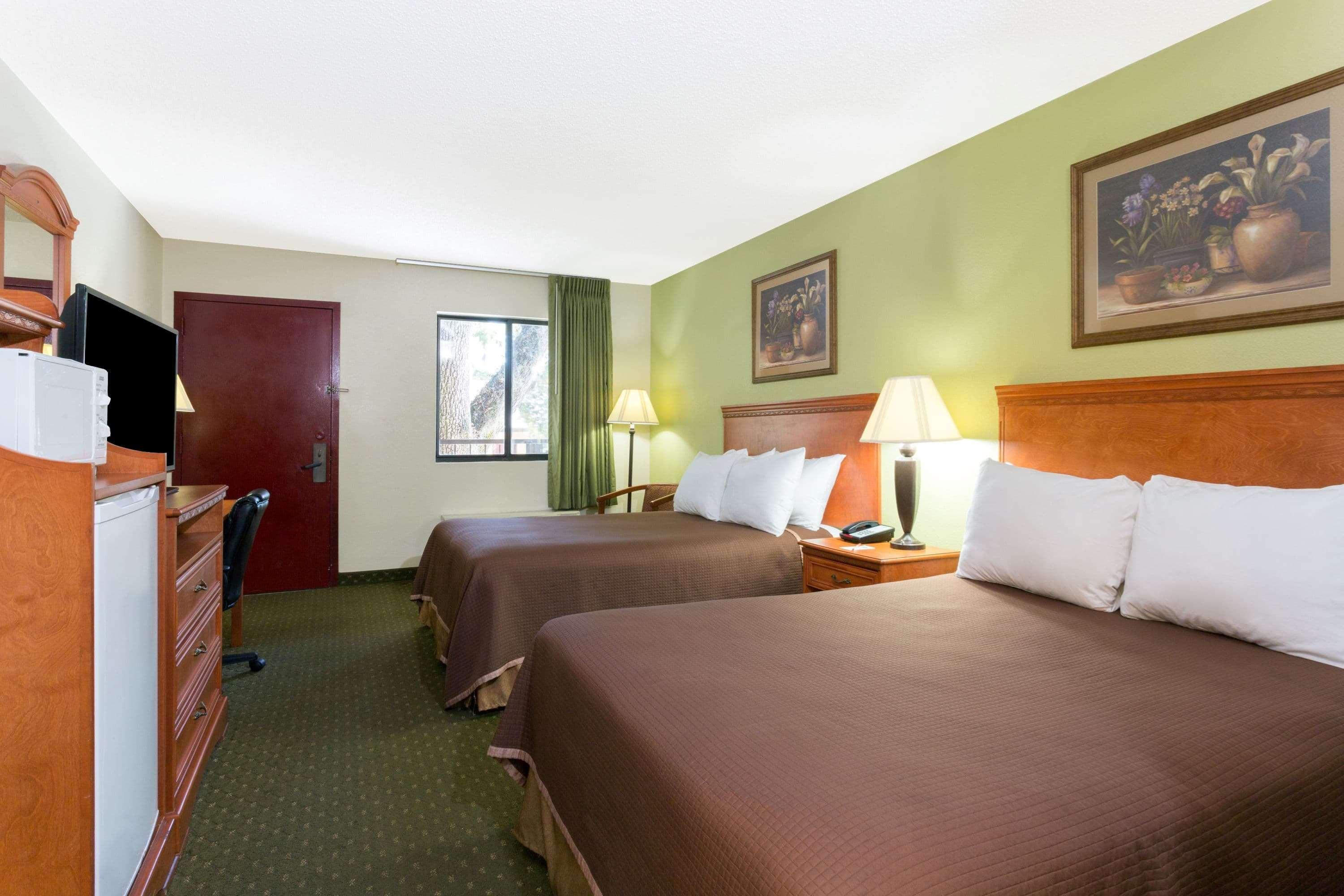 Howard Johnson By Wyndham Tallahassee Bagian luar foto