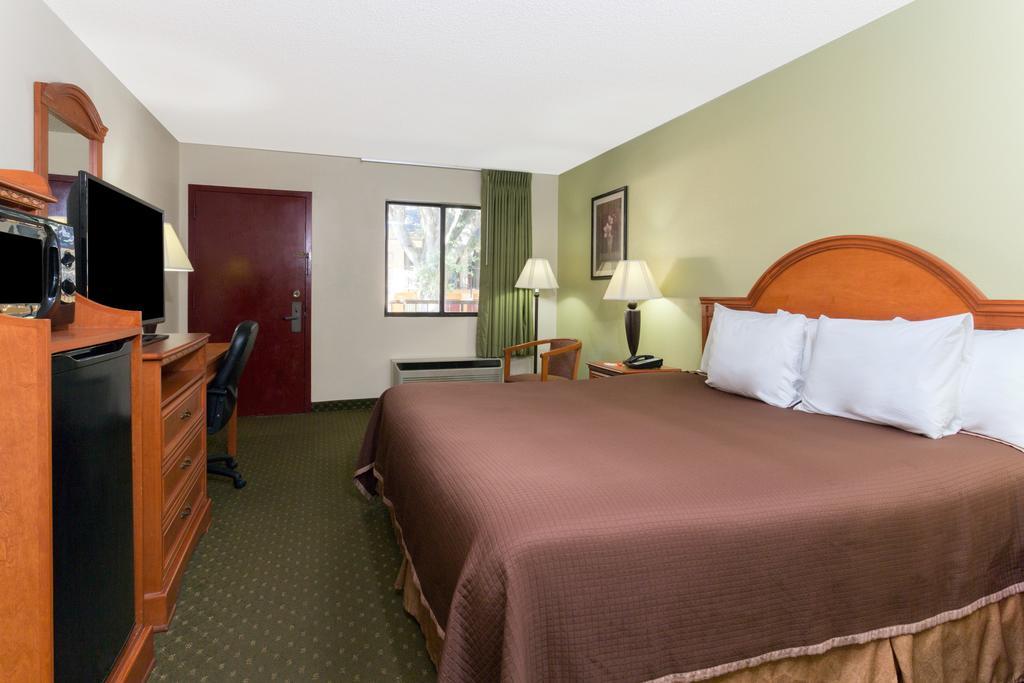 Howard Johnson By Wyndham Tallahassee Bagian luar foto