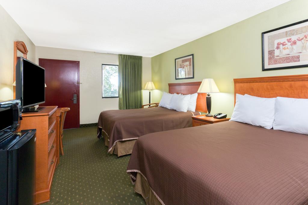Howard Johnson By Wyndham Tallahassee Bagian luar foto