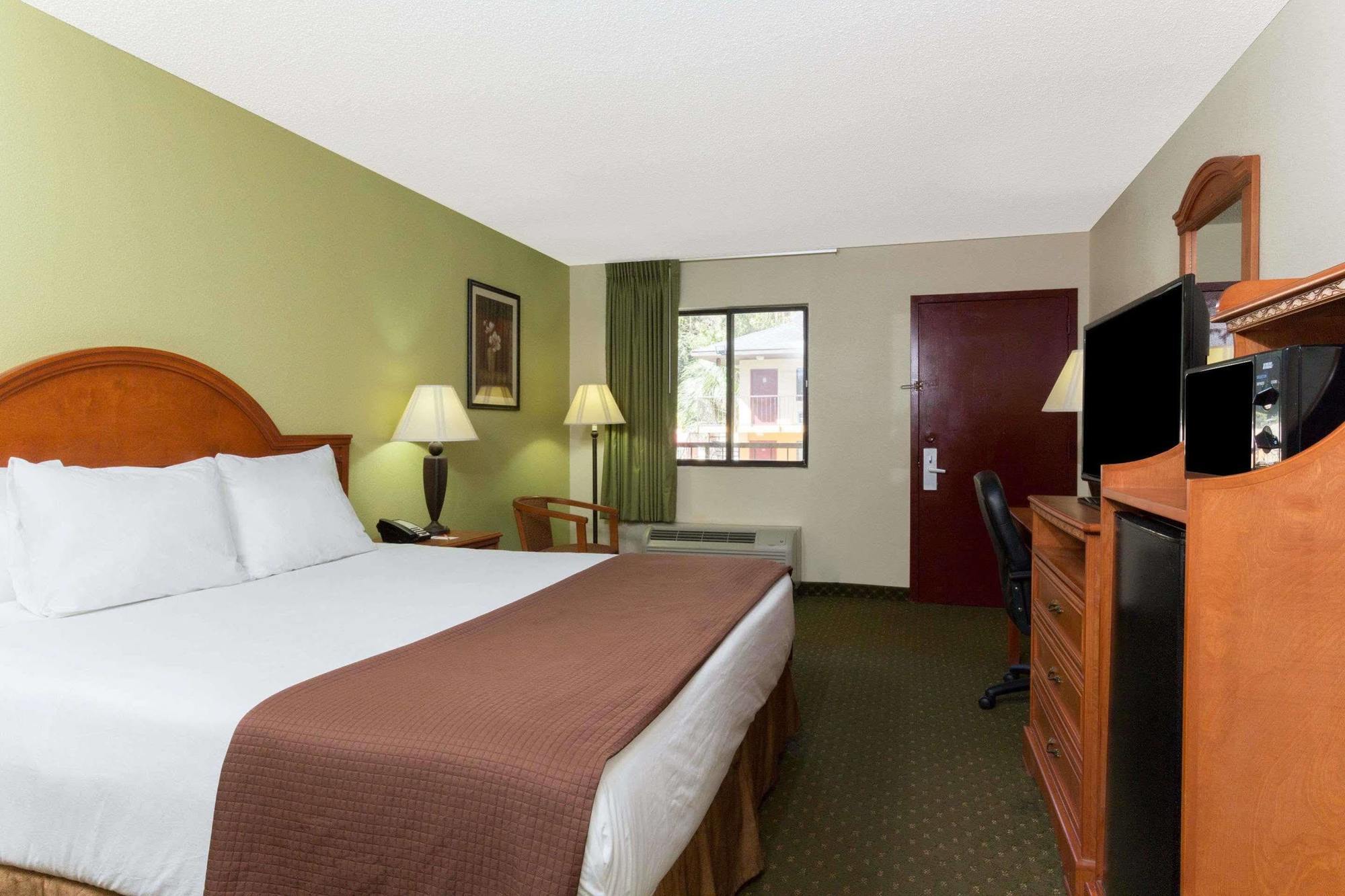Howard Johnson By Wyndham Tallahassee Bagian luar foto