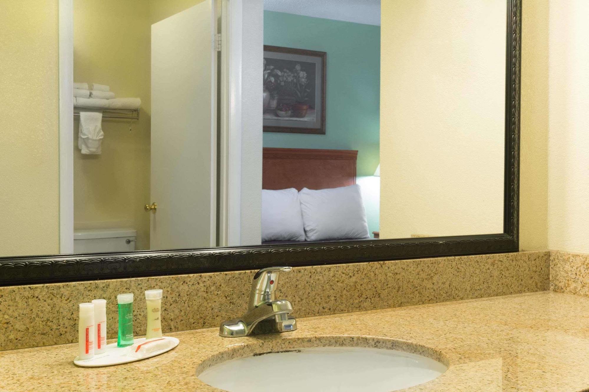 Howard Johnson By Wyndham Tallahassee Bagian luar foto