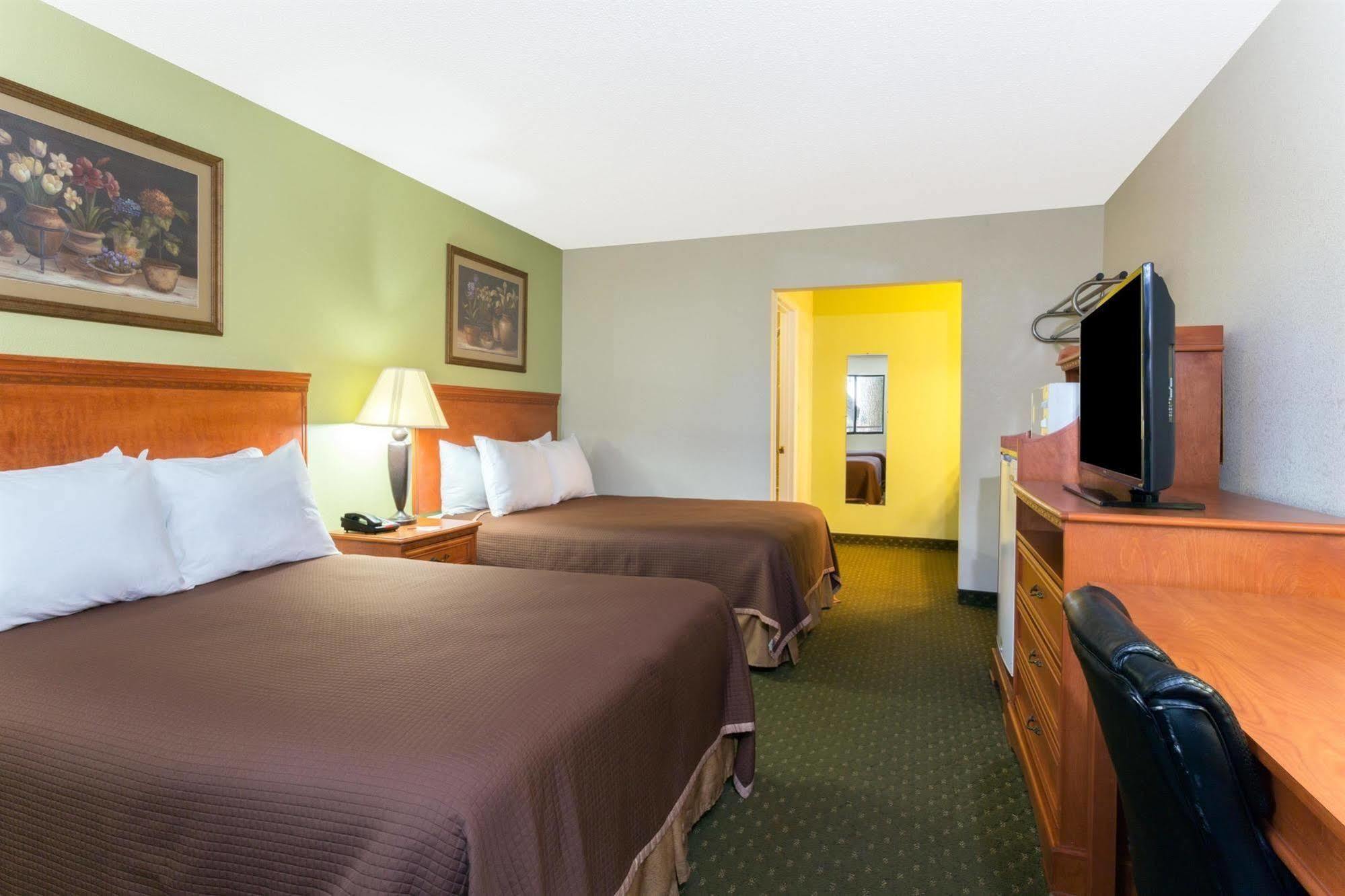 Howard Johnson By Wyndham Tallahassee Bagian luar foto